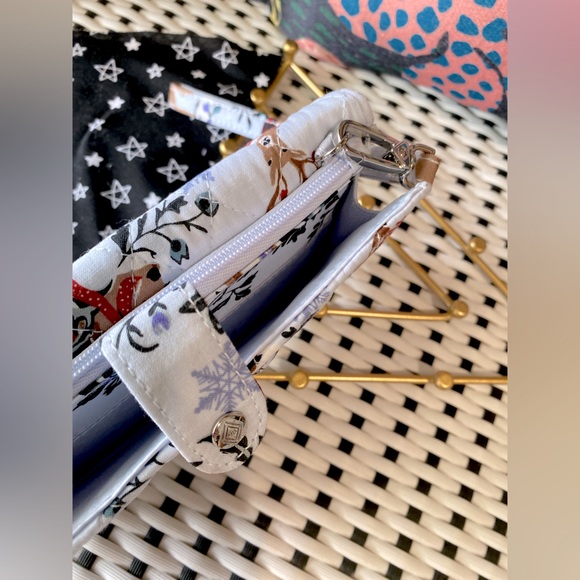 Vera Bradley RFID Smartphone Wristlet Cotton Quilted ✨ Merry Mischief Snow Day - Picture 10 of 16
